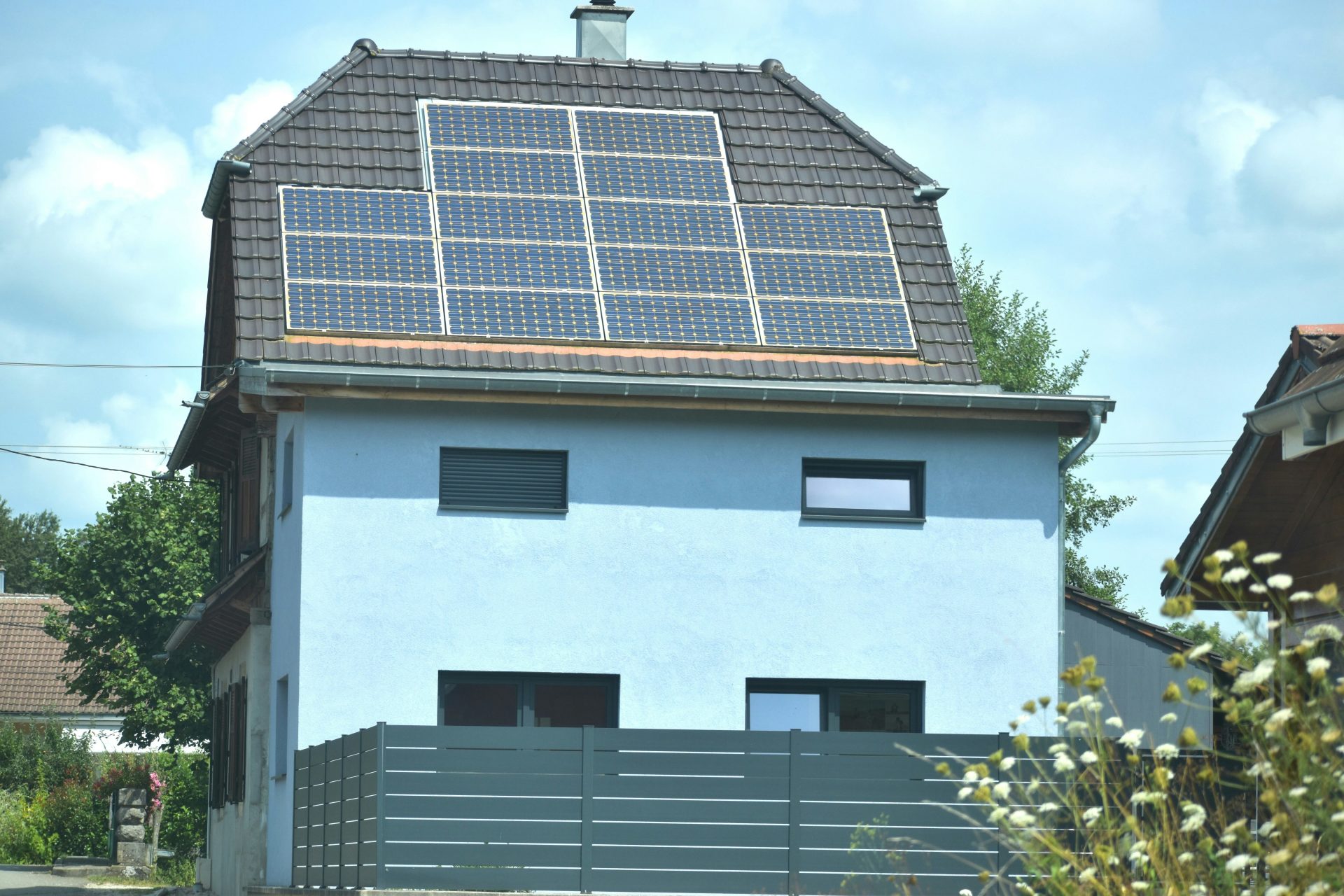 Ein Haus mit einem Solarpanel auf dem Dach