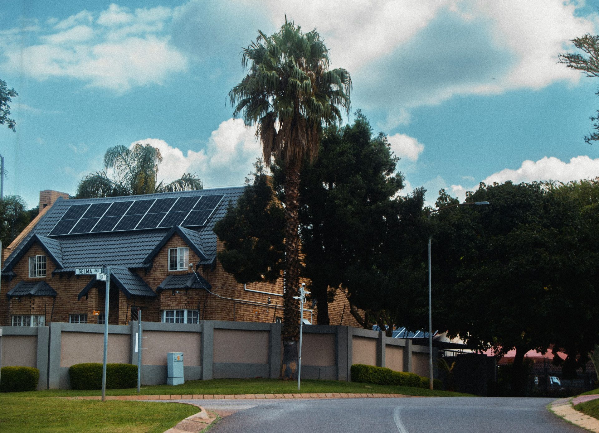 Ein großes Haus mit Solarpaneelen auf dem Dach.