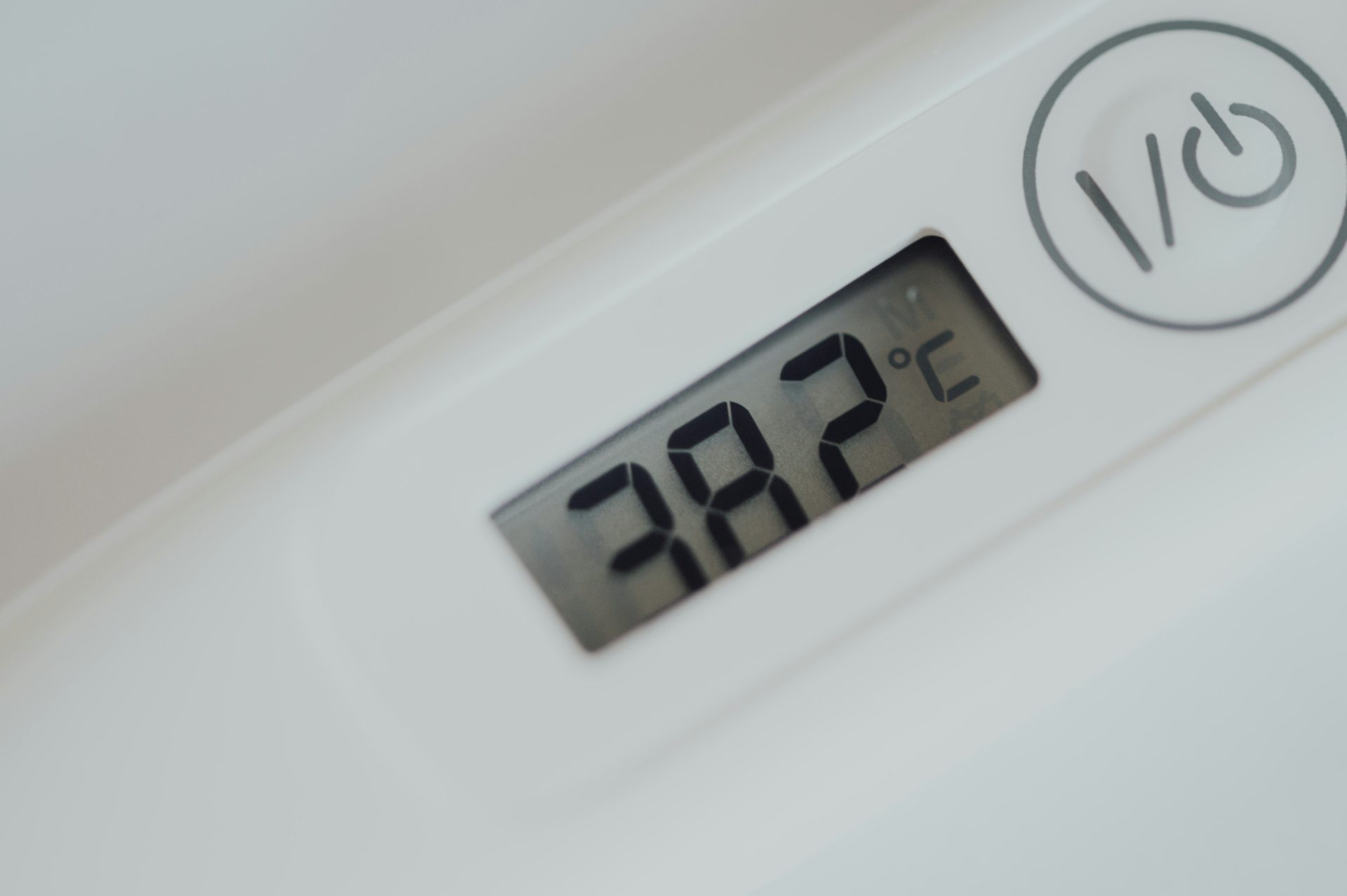 weißer Thermostat bei 20 5